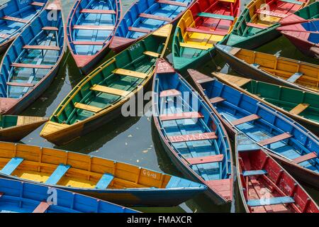 Nepal, Gandaki Zone, Pokhara, bunten Booten auf dem Phewa-See Stockfoto