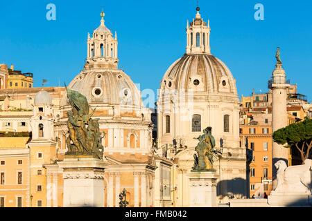 Italien, Latium, Rom, Altstadt Weltkulturerbe der UNESCO, die Trajanssäule und die Kuppeln der Santissimo Stockfoto