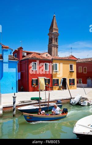 Italien, Veneto, Venedig, bunte Boote und Häuser Futter Canal in Burano Stockfoto