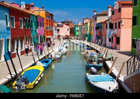 Italien, Veneto, Venedig, bunte Boote und Häuser Futter Canal in Burano Stockfoto