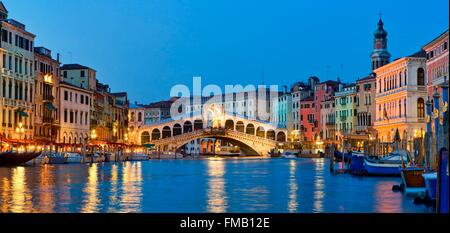 Italien, Veneto, Venedig, Canale Grande und die Rialtobrücke Stockfoto