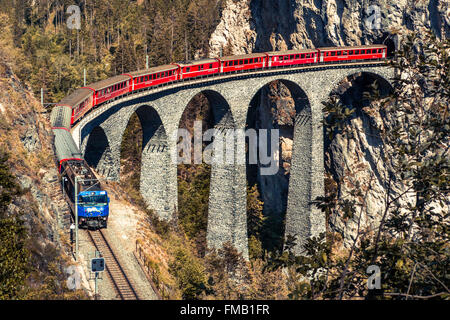 Zug auf Landvasser Viadukt Stockfoto