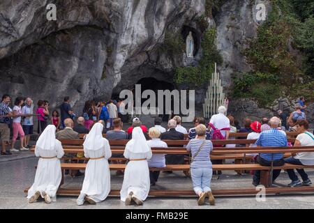 Heiligtum der Muttergottes von Lourdes, die Grotte, Lourdes, Hautes Pyrenäen, Frankreich Stockfoto