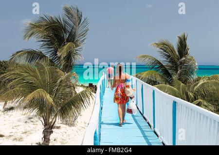 Kuba, Ciego de Avila, Jardines del Rey, Cayo Guillermo, auf dem Weg zum Strand und türkis Wasser Stockfoto