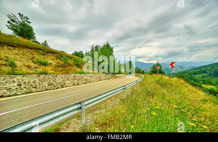 Berglandschaft in Rumänisch Mehedinti Bergen Straße. Stockfoto