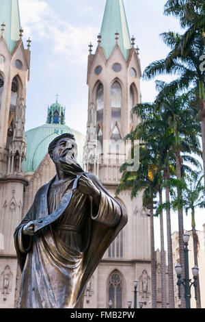 Statue des Heiligen Paulus vor Sao Paulo Kathedrale (Catedral Metropolitana, Catedral da Sé de São Paulo), Brasilien Stockfoto