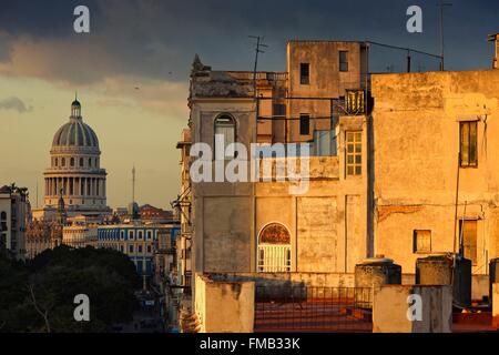 Kuba, Havanna, aufgeführt als Weltkulturerbe der UNESCO, Sonnenuntergang über der Altstadt mit dem Parlament in der Ferne Stockfoto