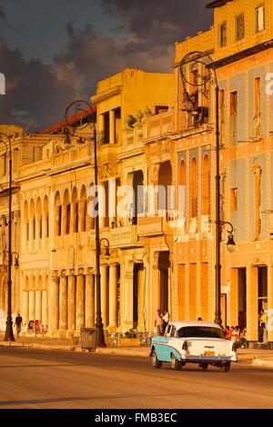 Kuba, Havanna, aufgeführt als Weltkulturerbe der UNESCO, Straße in der Altstadt bei Sonnenuntergang Stockfoto