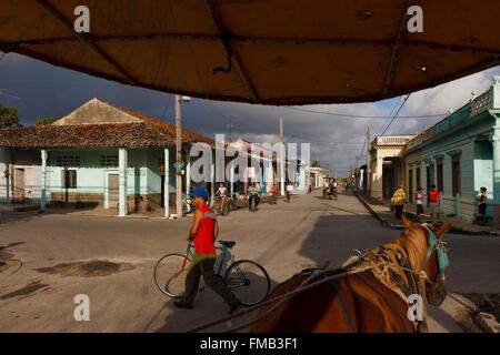 Kuba, Villa Clara, Caibarien, kubanische Straßenansicht aus in einem Wagen, gezogen von einem Pferd Stockfoto