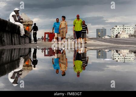 Kuba, Havanna, aufgeführt als Weltkulturerbe der UNESCO, Reflexion in einem Pool von Wanderer am Wasser Stockfoto