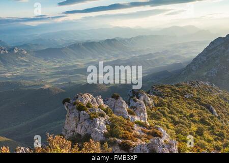 Frankreich, Aude, Cathare Land Cucugnan, Blick von Burg Queribus über Maury Tal, Corbieres Weinberg und Pyrenäen Stockfoto