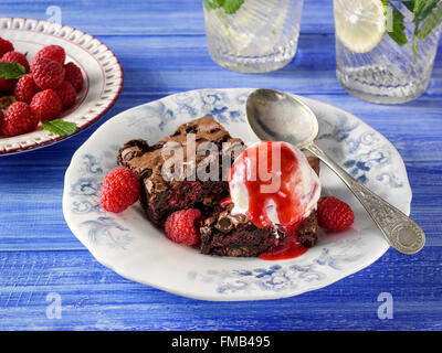 Himbeer-chocolate Chip brownies Stockfoto