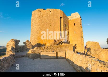 Cucugnan, Cathare Burg Queribus steht auf dem felsigen Gipfel, Cathare Land, Aude, Frankreich war die letzte Bastion der Katharer Stockfoto