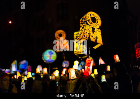 Eine Gruppe mit beleuchteten Laternen gehen während der Morgestraich der Basler Fasnacht 2016. Stockfoto