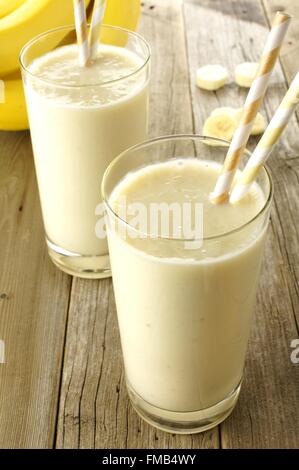 Gesunde Banane Smoothies in Gläsern auf Holztisch Stockfoto