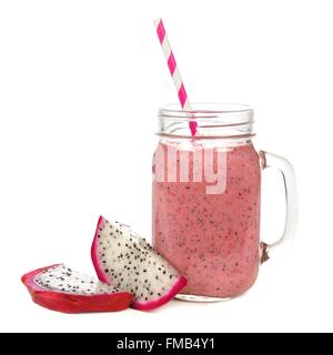 Rosa Himbeer, Drachen-Frucht-Smoothie in Glas-Glas mit FRUCHTSCHEIBEN isoliert auf weiss Stockfoto