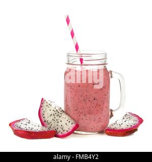 Rosa Himbeer, Drachen-Frucht-Smoothie in Glas Becher mit FRUCHTSCHEIBEN isoliert auf weiss Stockfoto