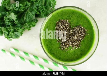 Grüne Grünkohl Smoothie nach unten Ansicht aus Glas mit Herzform des gesunden Chiasamen gebildet Stockfoto