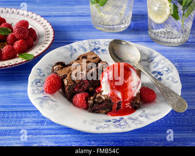 Himbeer-chocolate Chip brownies Stockfoto