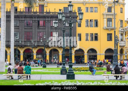 Peru, Lima, die Altstadt (Weltkulturerbe der UNESCO), Plaza de Armas oder Plaza Mayor mit Arkaden gesäumt Stockfoto