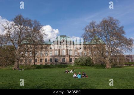 Menschen in den Rasen vor Japanisches Palais, Dresden, Sachsen, Deutschland Stockfoto