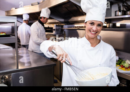 Happy Chef Schüssel Eier schlagen Stockfoto