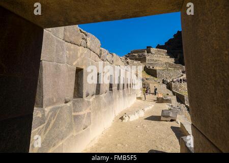 Peru, Cusco Provinz, Inkas Sacred Valley, Ollantaytambo, Ruinen der Inka-Festung, trapezförmige Inka-Tor Stockfoto