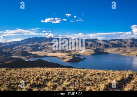 Peru, Puno Provinz, die Straße zwischen Chivay und Puno, Laguna Lagunillas ist eines der höchsten Seen auf der Hochebene der Anden (Alt Stockfoto