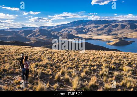 Peru, Puno Provinz, die Straße zwischen Chivay und Puno, Laguna Lagunillas ist eines der höchsten Seen auf der Hochebene der Anden (Alt Stockfoto