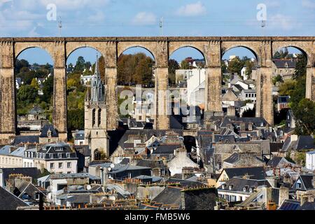 Frankreich, Finistere, Morlaix, Stadtzentrum, Sainte Melaine Kirche und Viadukt Stockfoto