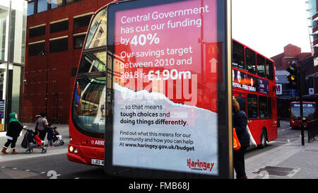 Holz grün, Haringey, London, UK. 11. März 2016. Zeichen in Wood Green Werbung über Haringeys Budget bis 2018. Die zentrale Regierung hat Kürzungen Haringeys Haushalts Mittel um 40 %, welche bedeutet, dass Haringey mindestens £70million von 2018 Kredit zu finden: Dinendra Haria/Alamy Live News Stockfoto