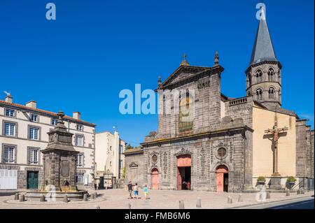 Frankreich, Puy de Dome, Riom, Basilika Saint Amable (12. und 13. Jahrhundert) und Ballainvilliers-Brunnen (1764) Stockfoto