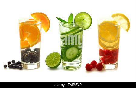 Drei Arten von Detox Wasser mit Obst in Gläsern, die isoliert auf weißem Hintergrund Stockfoto