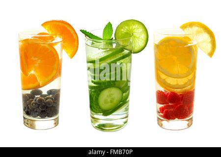 Drei Arten von nahrhaften detox Wasser mit Obst in Gläsern, die isoliert auf weißem Hintergrund Stockfoto