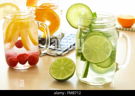 Detox Wasser mit verschiedenen Obstsorten in Einweckgläser auf einem Tisch Stockfoto