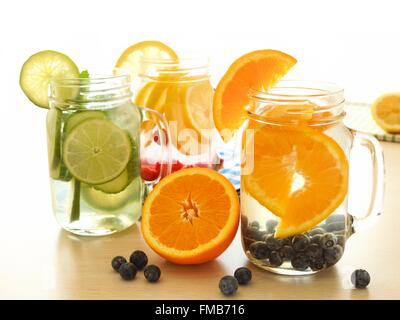 Detox Wasser mit verschiedenen Obstsorten in Einweckgläser auf einem Tisch Stockfoto