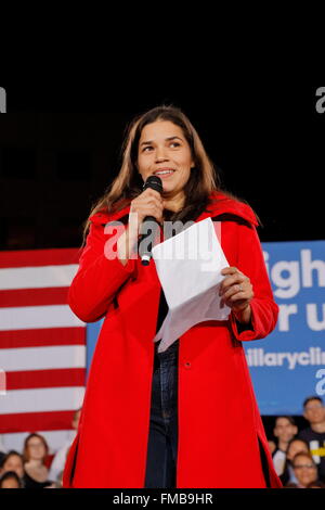 Schauspielerin America Ferrera spricht zu einer Hillary Clinton Kampagne Kundgebung im Clark County Regierung Center Amphitheater in Las Vegas, Nevada Stockfoto