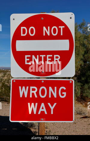 "Geben Sie nicht" - WRONG WAY Interstate Highway 15 Verkehrszeichen auf Autobahn Auffahrt Stockfoto