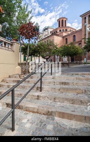 Straße und Kirche, Cornellà de Llobregat, Katalonien, Spanien. Stockfoto