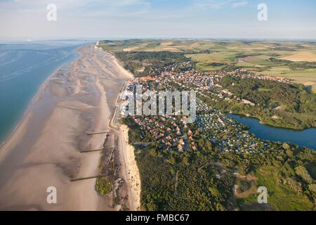 Frankreich, Pas-De-Calais, Wissant, Dorf und Cap Blanc Nez im Hintergrund (Luftbild) Stockfoto