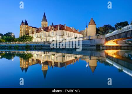 Frankreich, Saone et Loire, Paray le Monial, die Sacred Heart-Basilika und die Klostergebäude von den Banken die Bourbince Stockfoto