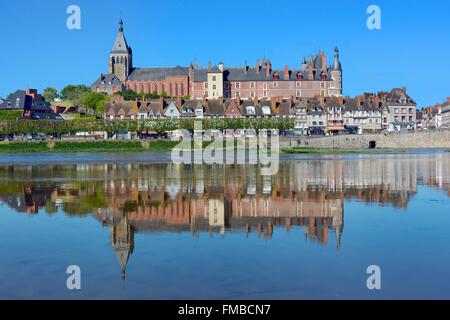 Frankreich, Loiret, Gien, das Schloss, Sainte Jeanne d ' Arc (Johanna von Orléans) Kirche und die Ufer des Flusses Loire Stockfoto