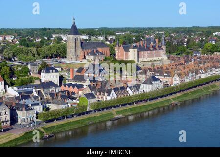 Frankreich, Loiret, Gien, Sainte Jeanne d ' Arc (Johanna von Orléans) Kirche, das Schloss und den Ufern des Flusses Loire (Luftbild) Stockfoto