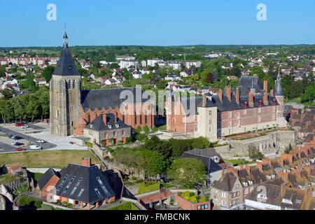 Frankreich, Loiret, Gien, Sainte Jeanne d ' Arc (Johanna von Orléans) Kirche, die Burg (Luftbild) Stockfoto