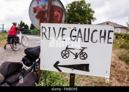 Rive Gauche, Bank-Leitung, die Zeichen für Radfahrer am Canal Du Midi, Radfahren, Kreuzfahrt, Schiffe, Aude, Carcassonne, Süden, Frankreich, Europa, Stockfoto