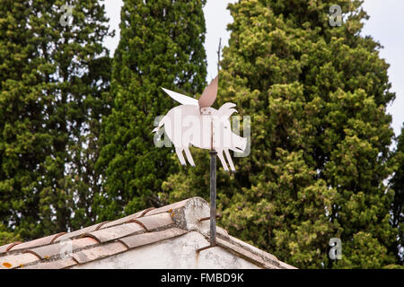 Flying Pig Wind Wetterfahne an Künstler Aiguille Sperre, Canal Du Midi, laufen, Radfahren, Kreuzfahrt, Schiffe, Carcassonne, Aude, Frankreich, Süd. Stockfoto