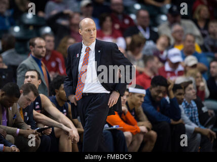 Indianapolis, USA Zoll. 11. März 2016. Illinois Fighting Illini Cheftrainer John Groce beobachtet, wie sein Team in das Viertelfinale der Big Ten Conference-Herren-Basketball-Turnier zwischen Purdue und Illinois an des Bankiers Leben Fieldhouse in Indianapolis, Zoll von Purdue zusammengeschlagen ist Purdue 89, Illinois 58. Mark Davis/Cal Sport Media/Alamy Live-Nachrichten Stockfoto