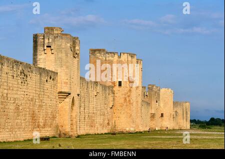 Frankreich, Gard, Aigues-Mortes, mittelalterliche Stadt, Stadtmauer und Befestigungsanlagen umgeben die Stadt Stockfoto