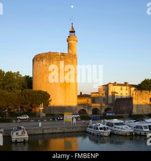 Frankreich, Gard, Aigues Mortes, Tour de Constance, Wälle und Kanal Stockfoto