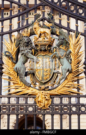 Königliche goldene Wappen am Haupttor Buckingham Palace in London Stockfoto